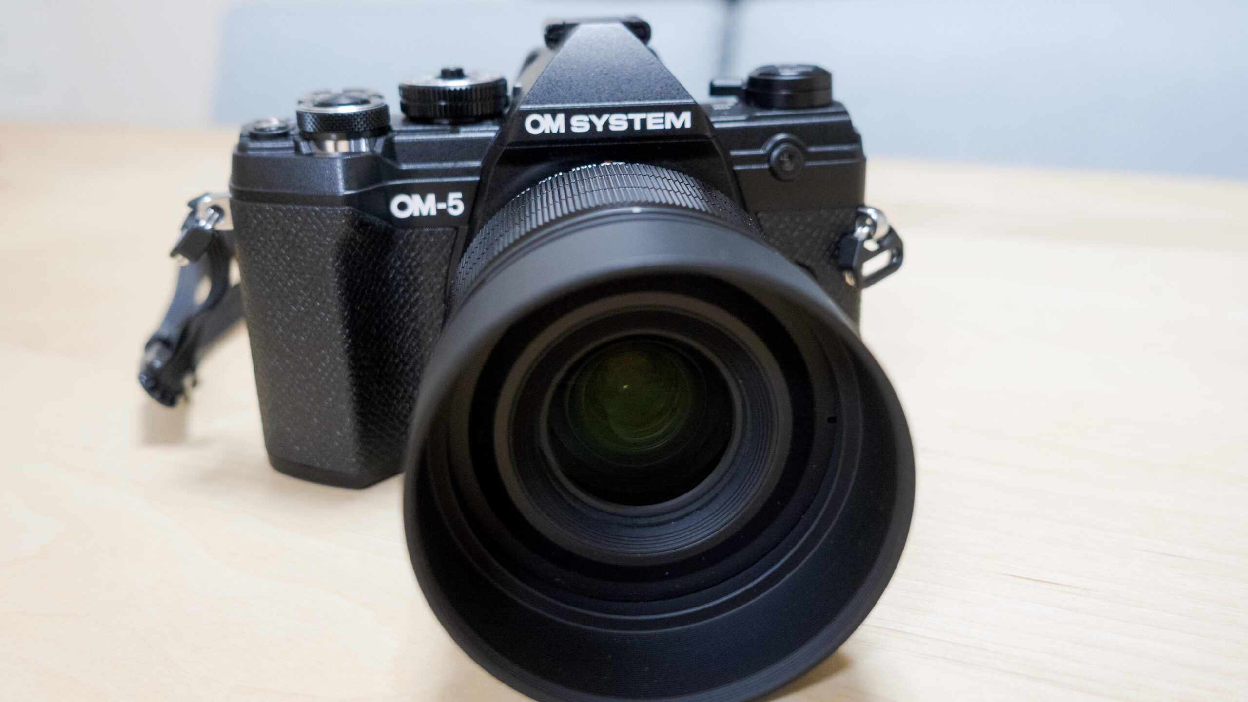 OM SYSTEMがマイクロフォーサーズミラーレスカメラ「 OM-5」を